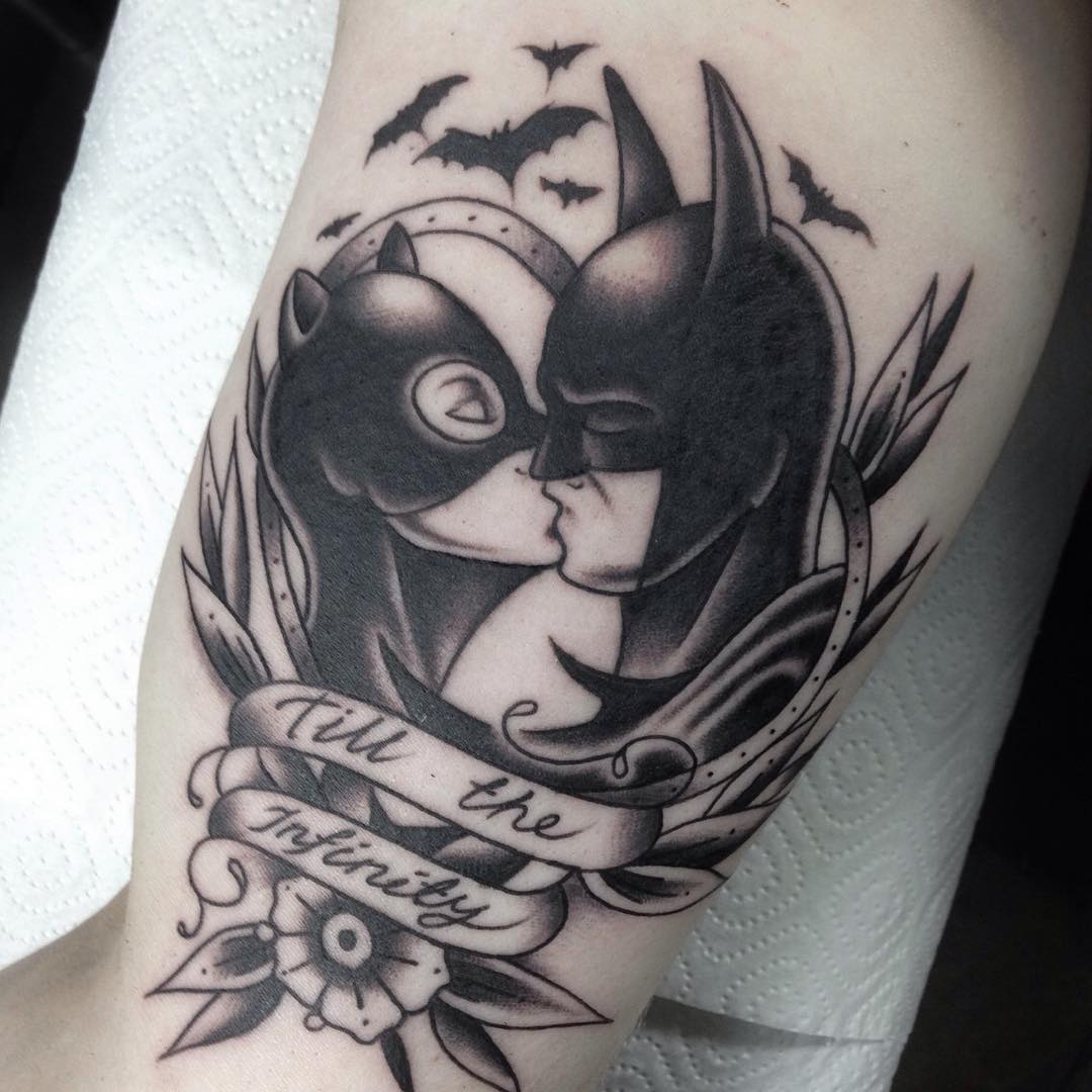 大臂黑灰风格蝙蝠侠猫女纹身图案