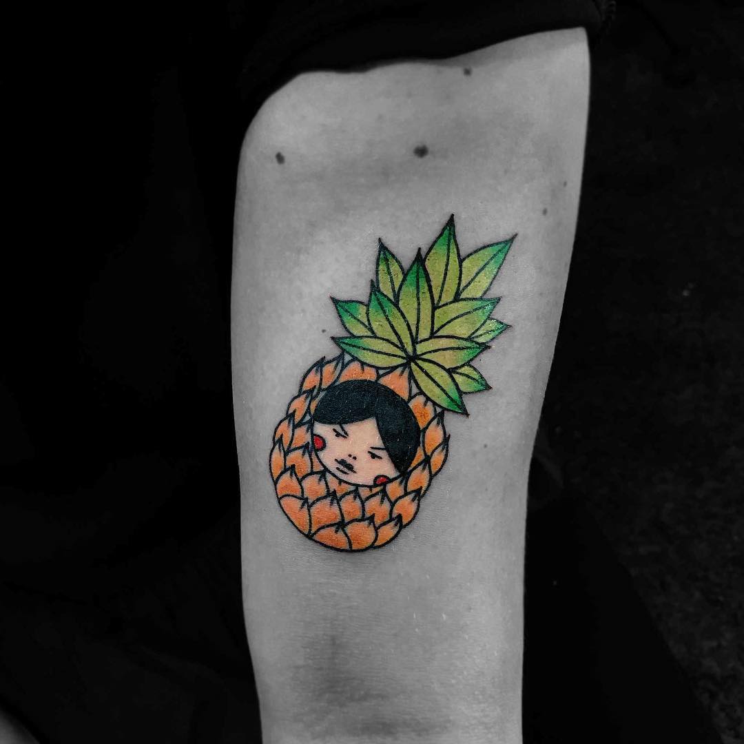 松先生大臂菠萝娃娃纹身图案