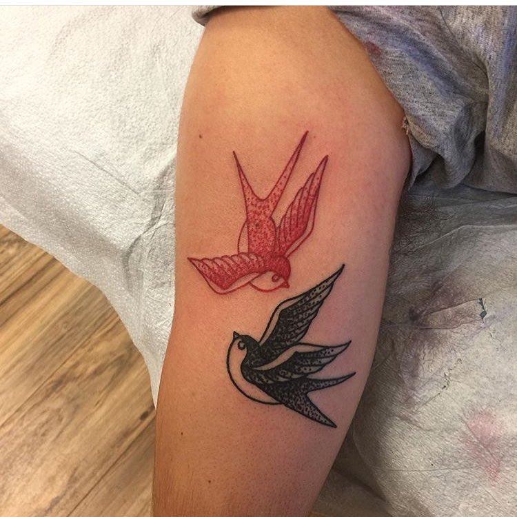 程先生大臂燕子纹身图案