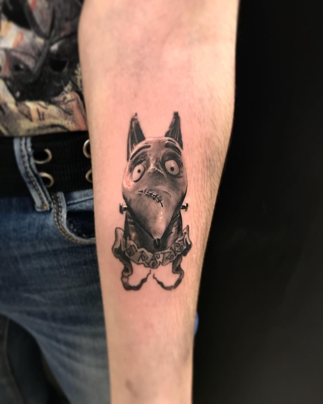 殳先生小臂卡通狗狗纹身图案