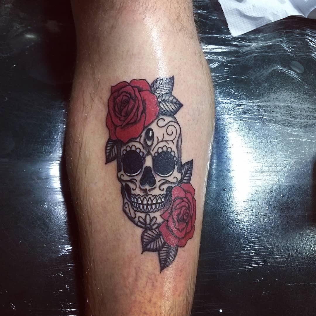 毛先生小腿玫瑰骷髅纹身图案