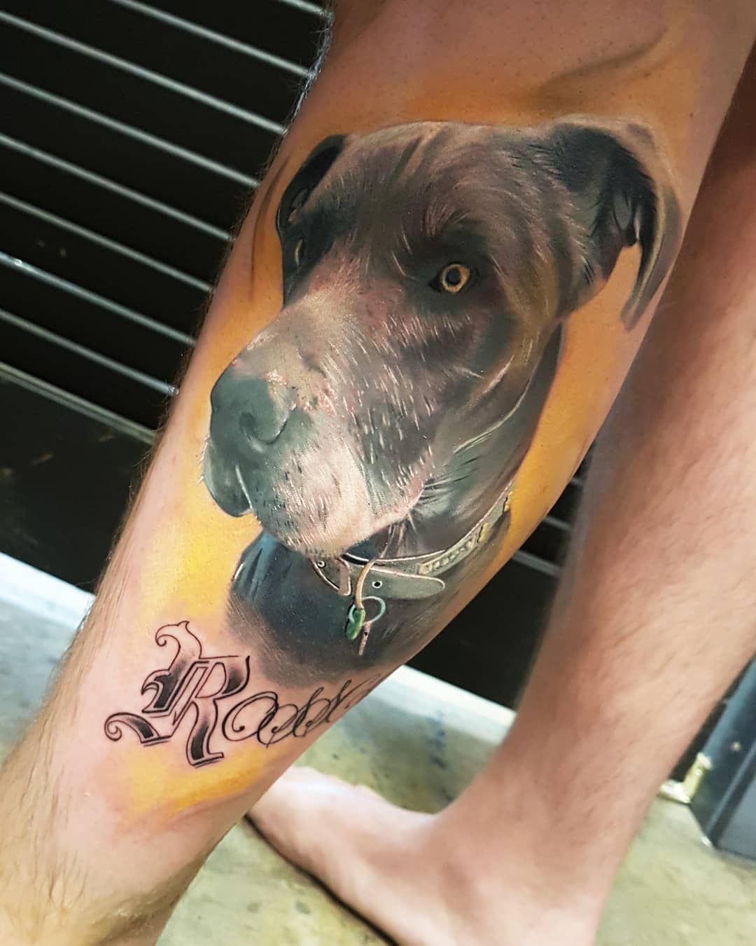 逄先生小腿写实狗狗肖像英文字纹身图案