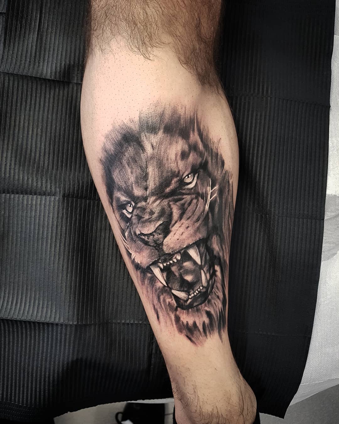 做翻译公司的尤先生小腿写实狮子纹身图案