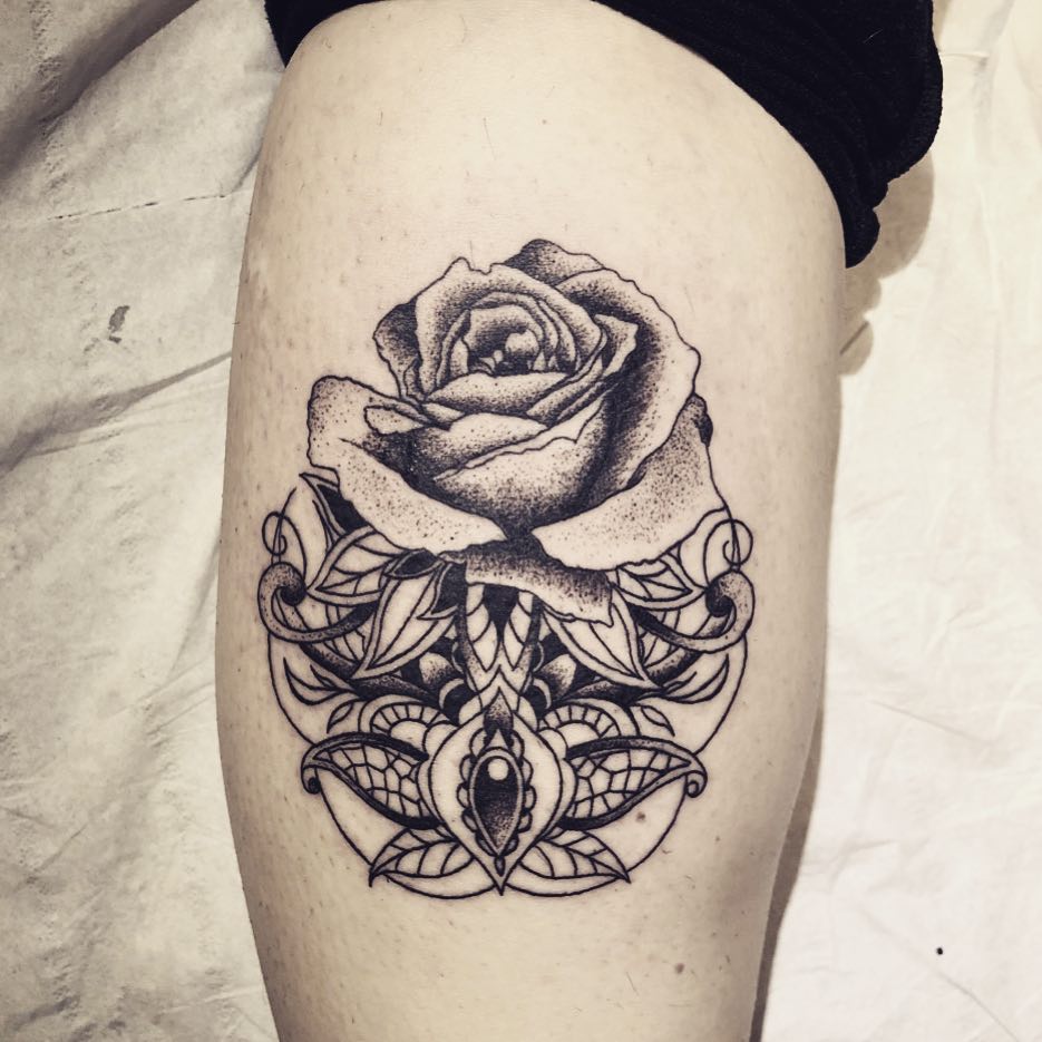 小腿玫瑰梵花纹身图案