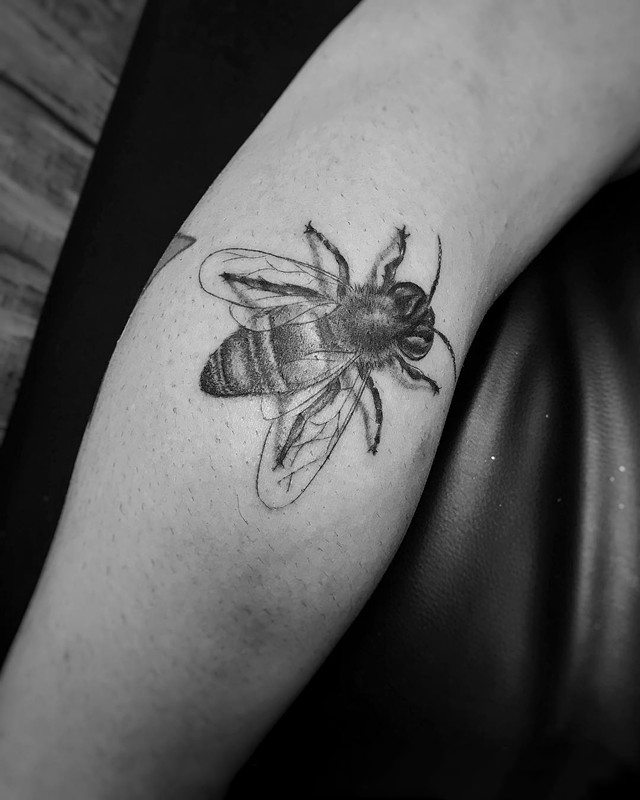 小腿蜜蜂纹身图案