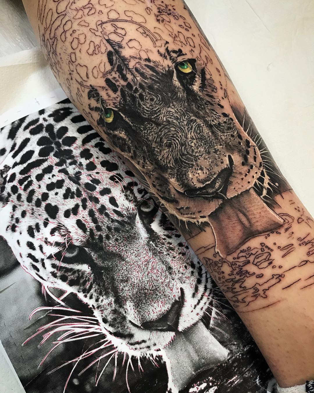 大臂写实豹子纹身图案