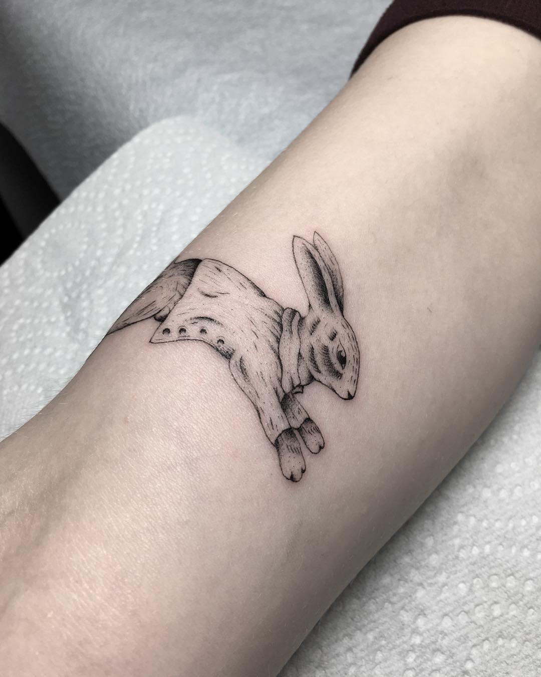 大臂黑灰兔子纹身图案