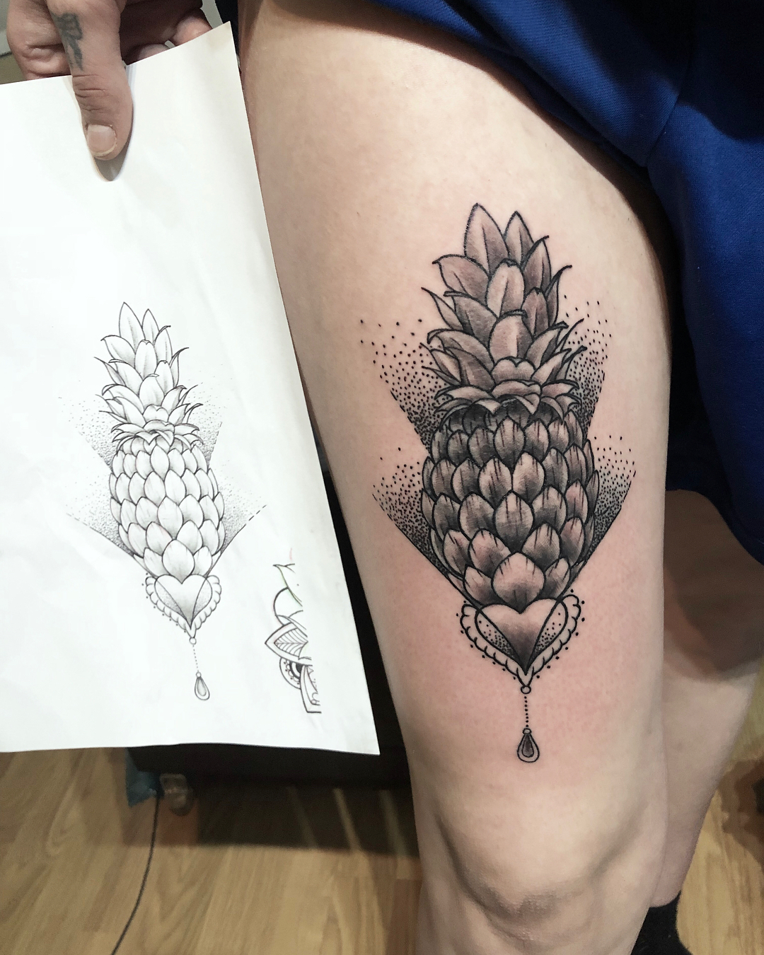 大腿黑灰几何图形菠萝纹身图案