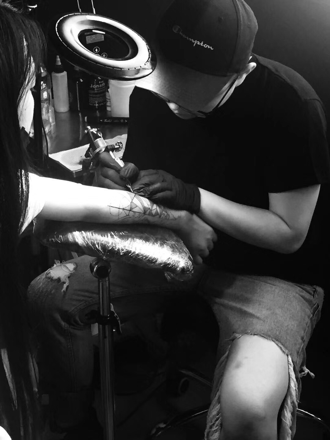 阿健师傅正在扎一个几何图案的纹身